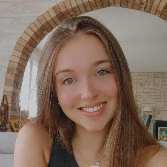 Babysitter in Saint-Martin-en-Campagne: Jade