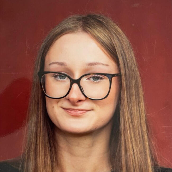 Babysitter in Villefontaine: Elora