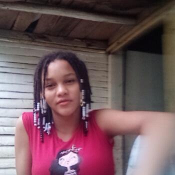 Niñera en Don Juan: Laury