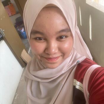 Babysitter in Bukit Payong: Nur