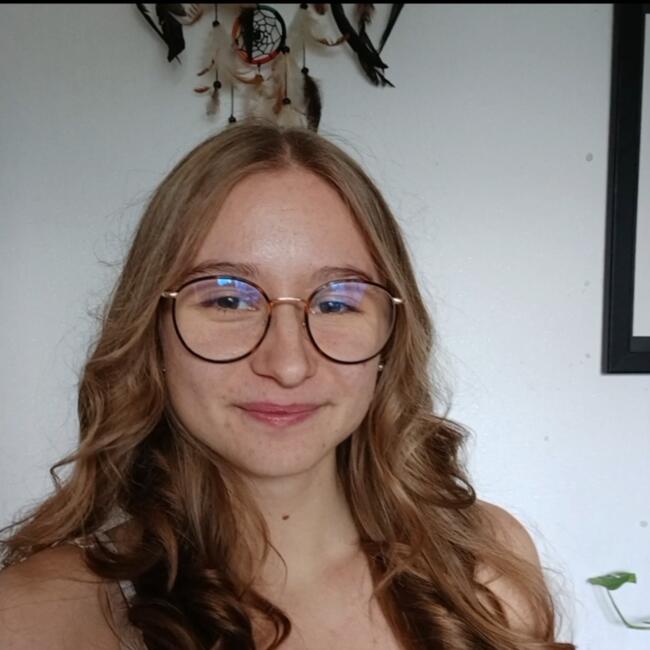 Babysitter in Rouen: Laura