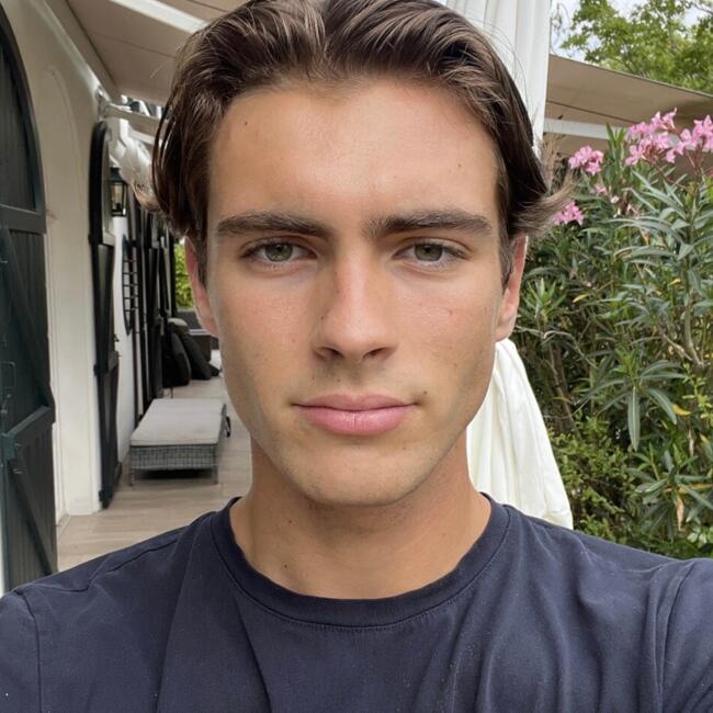 Babysitter in Biarritz: Charles