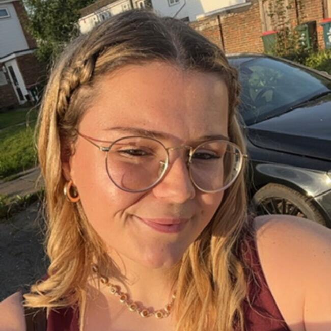 Babysitter in Crawley: Mia