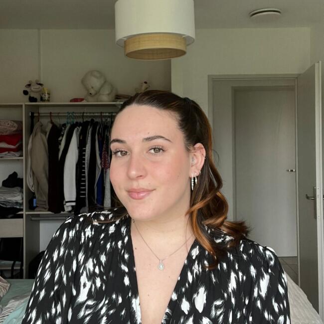 Babysitter in Saint-Vivien: Lucie