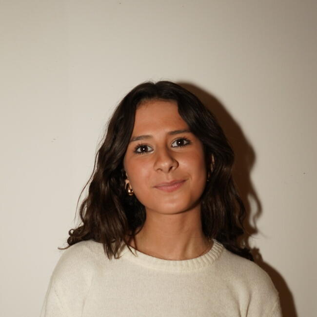 Babysitter in Garches: Emmanuelle