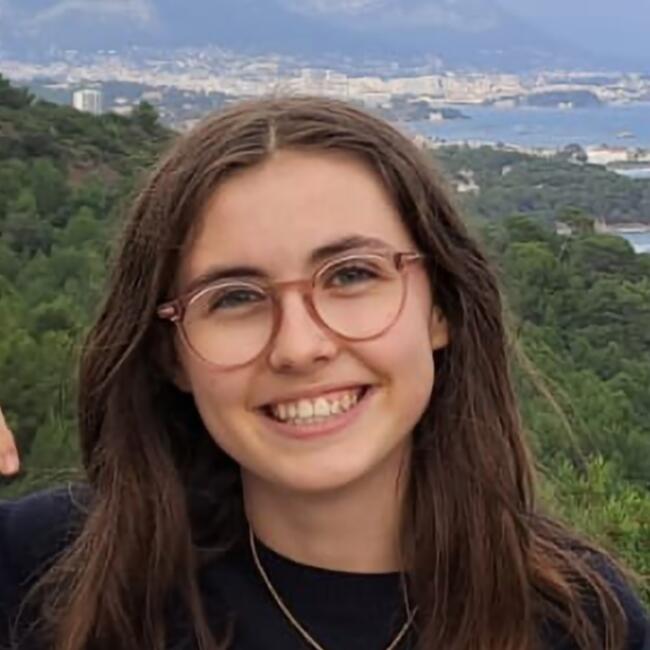 Babysitter in Issy-les-Moulineaux: Nina