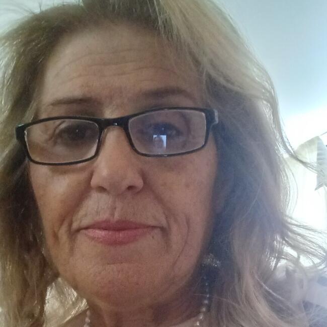 Babysitter in Saint Athanasios: Eleni