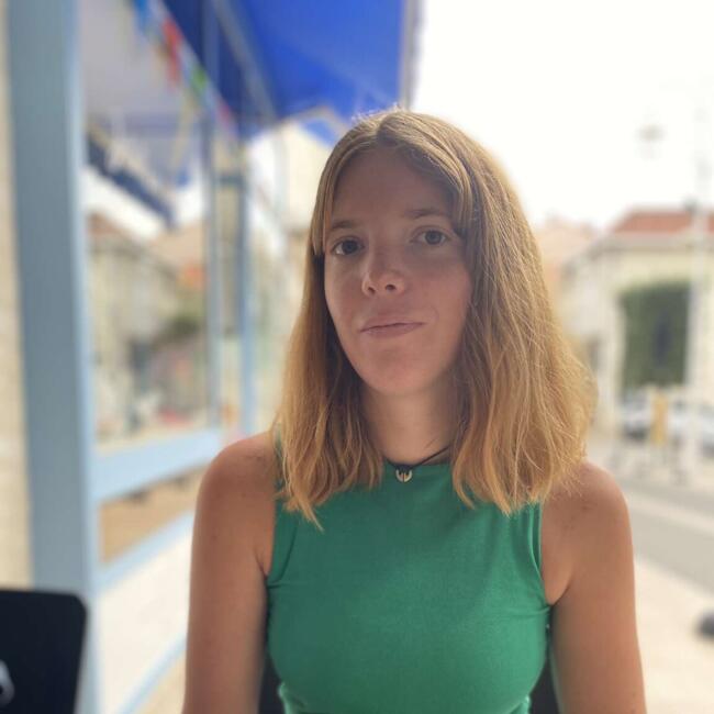 Babysitter in Quinsac: Louise