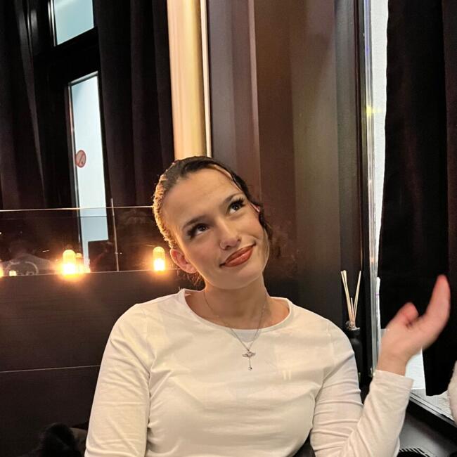 Babysitter in Vaux-sur-Seine: Dounia