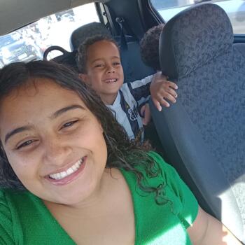 Babysitter in Louveira: Hallianara