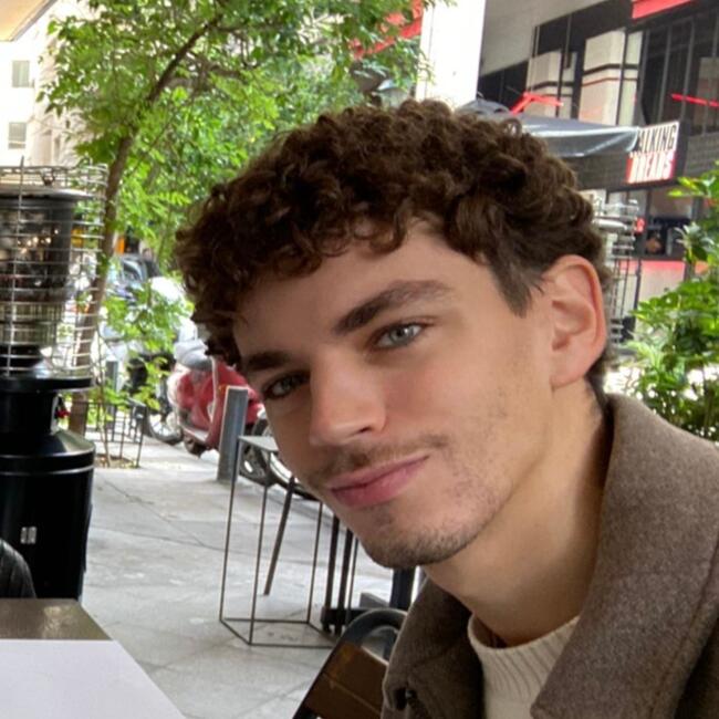 Babysitter in Athens: Amir