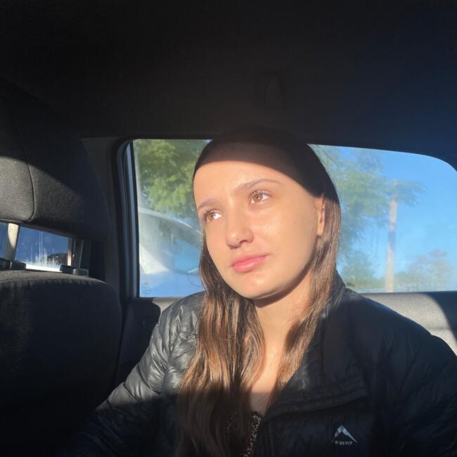 Babysitter in Queensburgh: Arielle