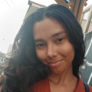 Babá em Franca: Hellem