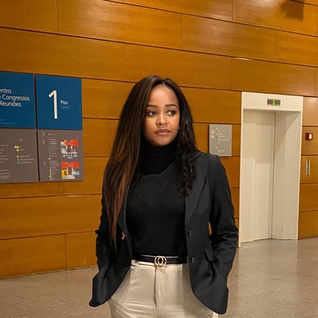 Trabalho de babysitting em Oeiras: Ivanilda