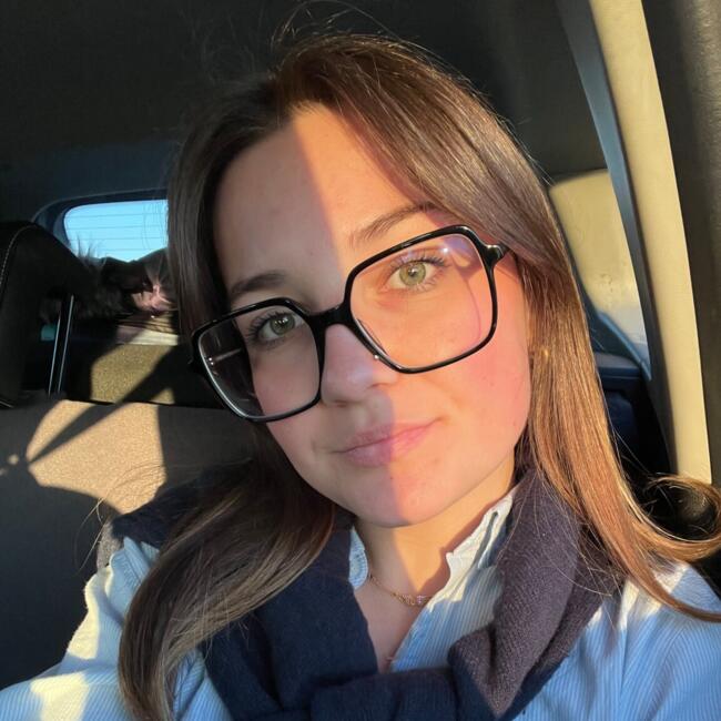 Babysitter in Frichemesnil: Maely