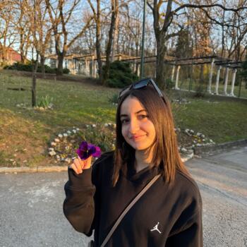 Babysitter in Paris: Nayla