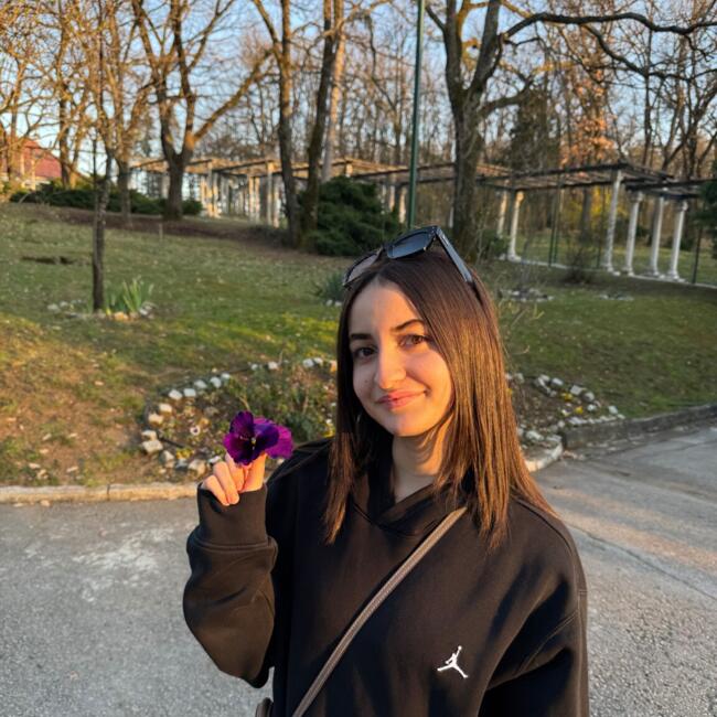 Babysitter in Paris: Nayla