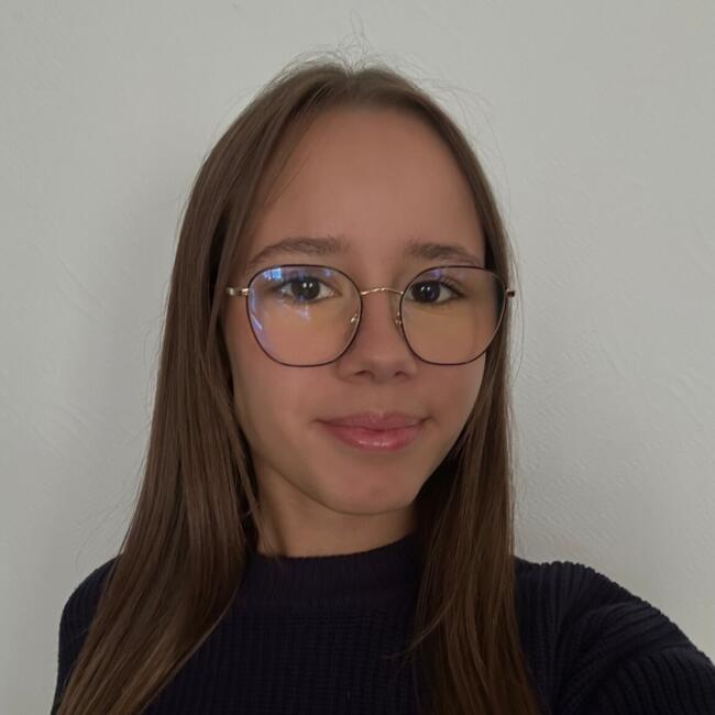 Babysitter in Évry: Larissa