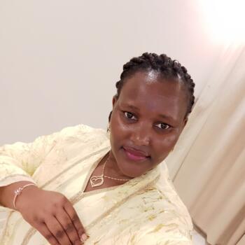 مربية أطفال في الرياض: Vivian