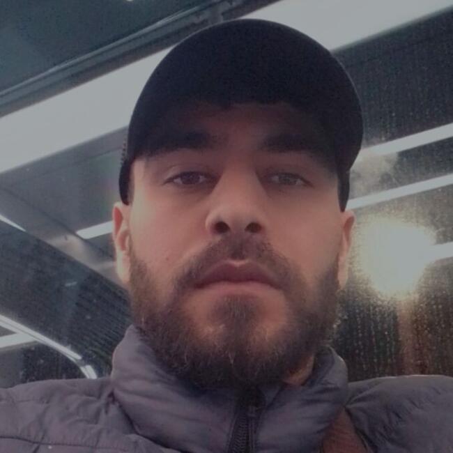 位于塞纳河畔维提的临时保姆: Yannis