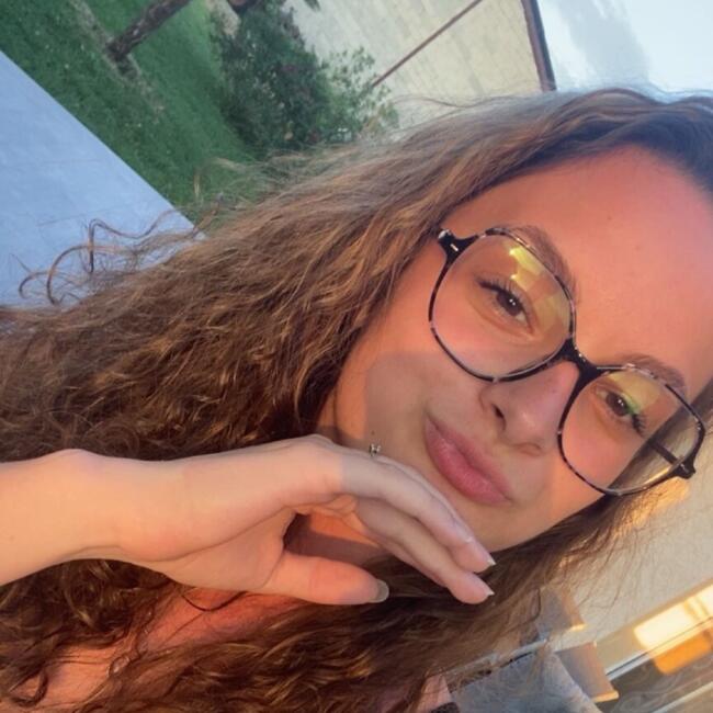 Babysitter in Vesseaux: Loane