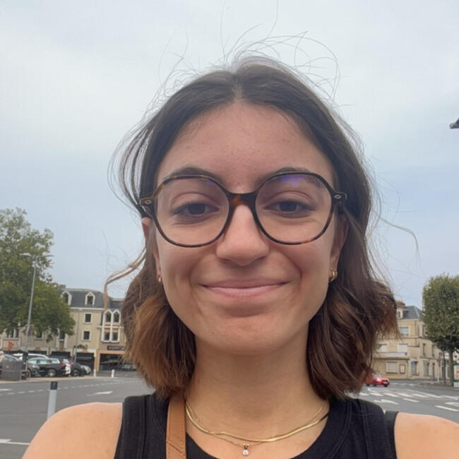 Babysitter in Caen: Elanore