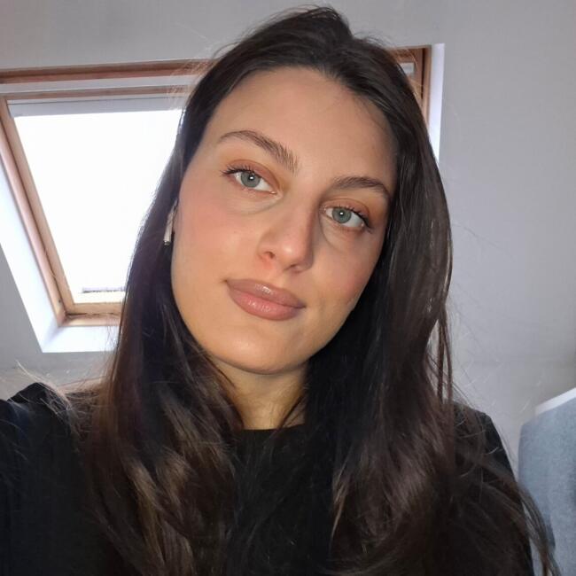 Babysitter in Uccle: Angela Simona