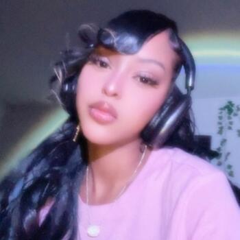 Babysitter in Aldie: Maya