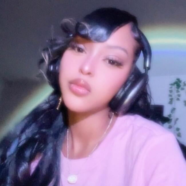 Babysitter in Aldie: Maya