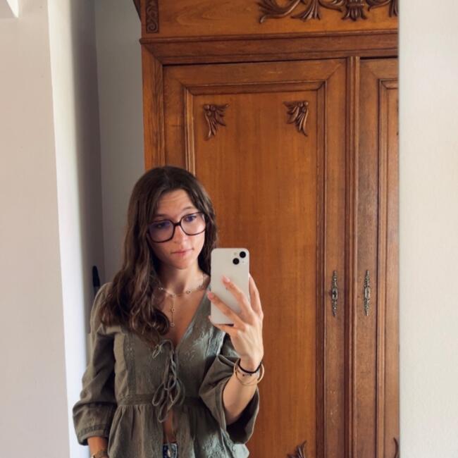 Babysitter in Saint-Geoire-en-Valdaine: Coline