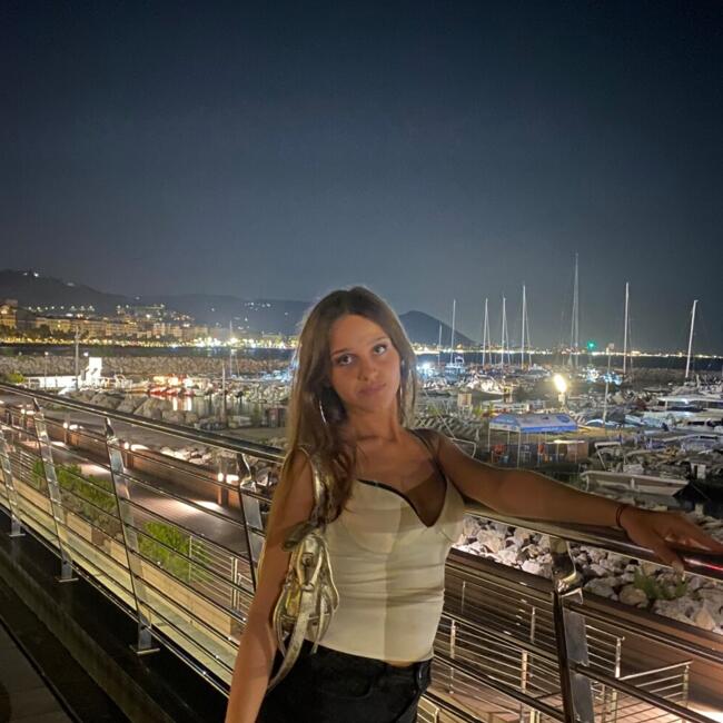 Baby-sitter à Le Pecq: Nina