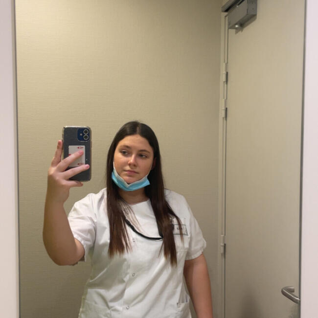 Babysitter in Saint-Martin-de-Bavel: Chloé