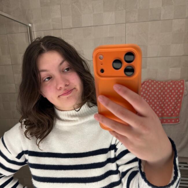 Babysitter in Teloché: Elyna