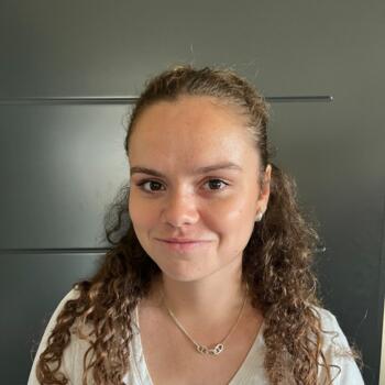 Babysitter in Saint-Trivier-sur-Moignans: Flora