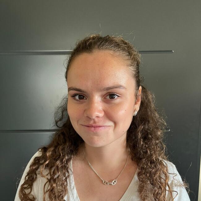 Babysitter in Saint-Trivier-sur-Moignans: Flora