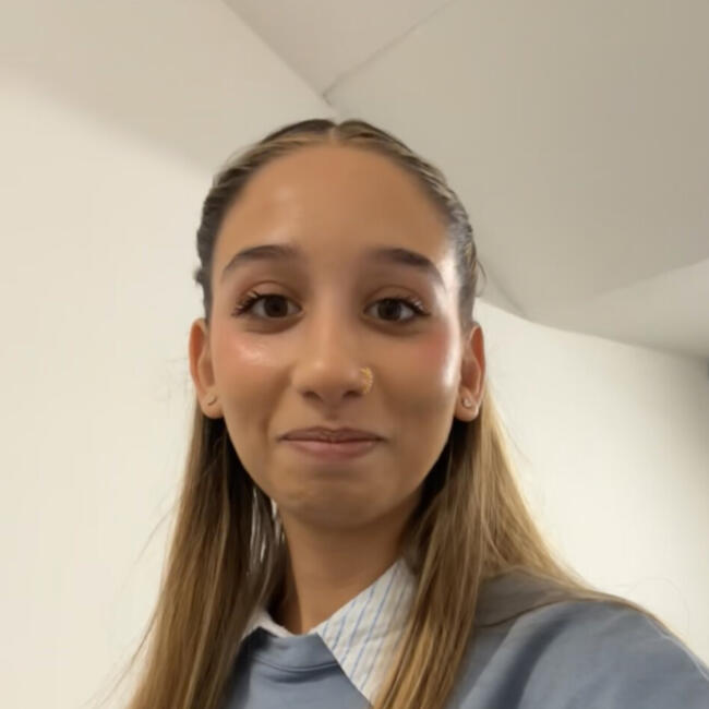 Babysitter in Saint-Denis: Elya