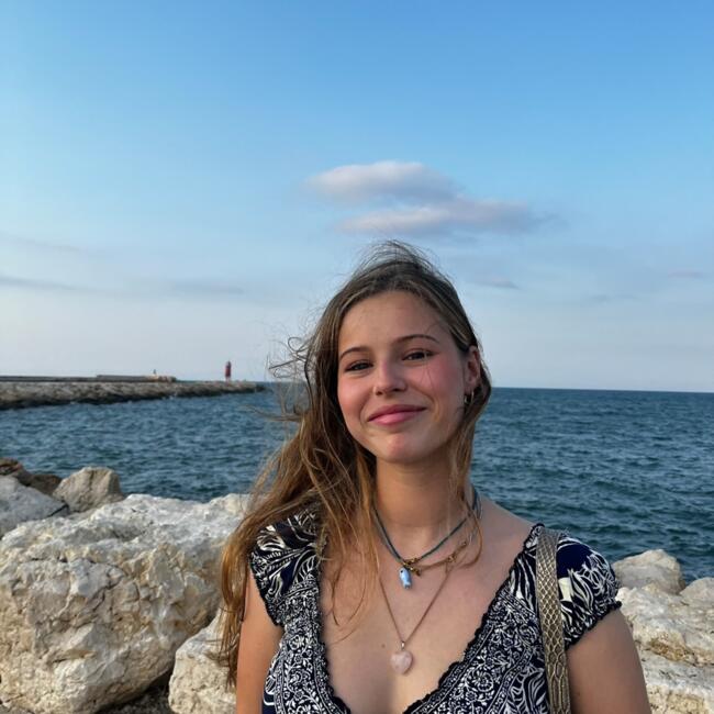 Babysitter in Paris: Emma