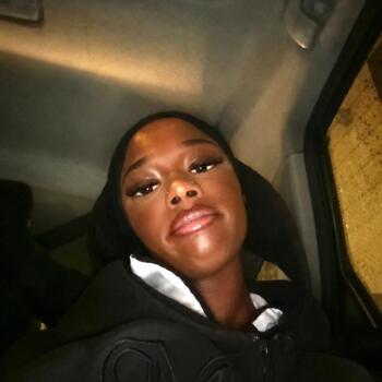 Babysitter in Paris: Tyra
