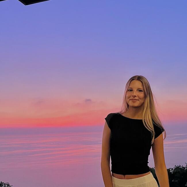 Babysitter in Pill: Theresa