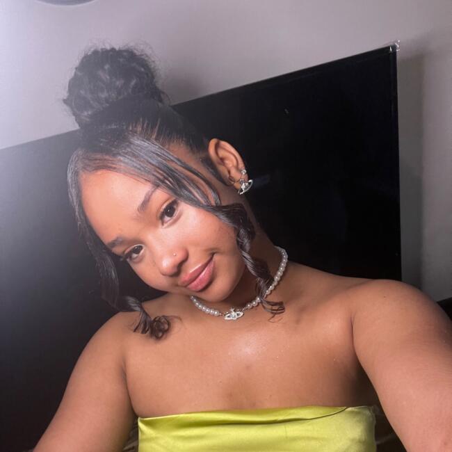 Babysitter in Crawley: Mary-Kate