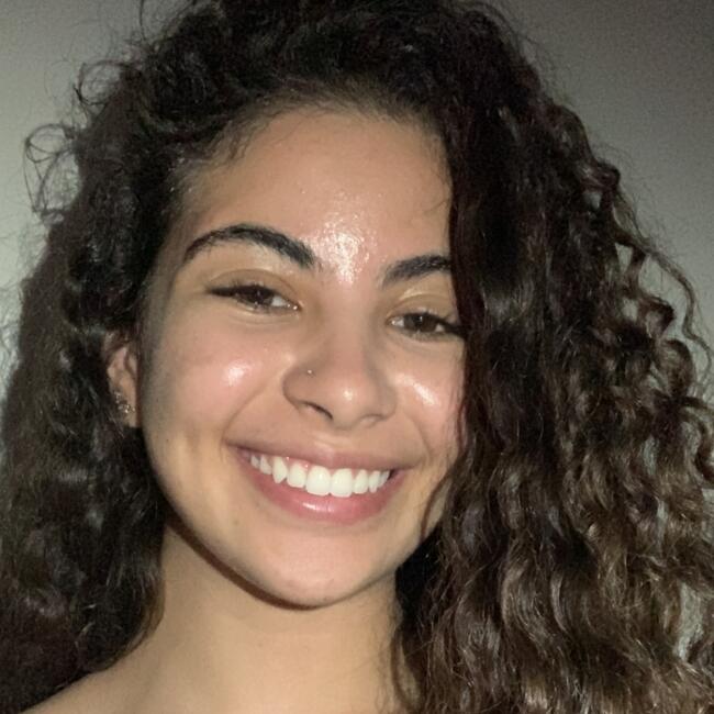 Babysitter in São Sebastião: Karla