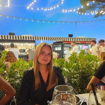 Babysitter in Paris: Olivia