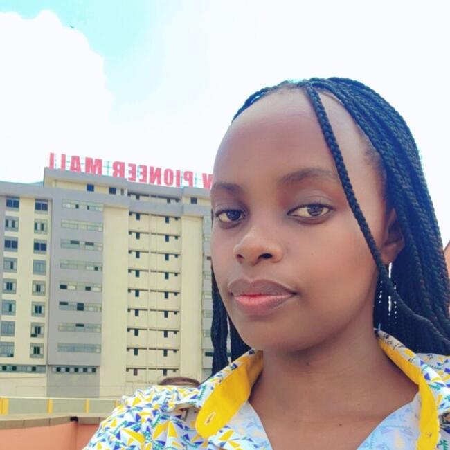 مربية أطفال في دبي: Kamusiime