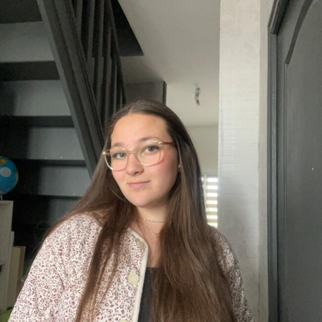 Babysitter in Calais: Nora