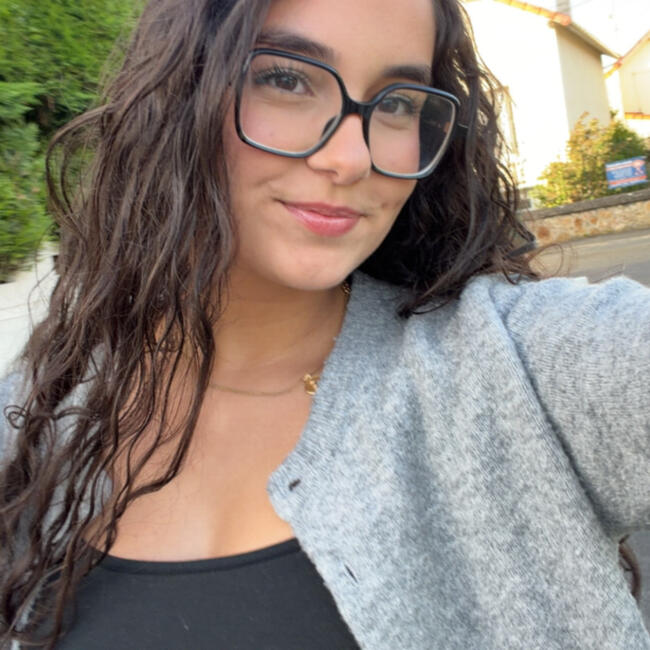 Babysitter in Saint-Cyr-l'École: Gabriela