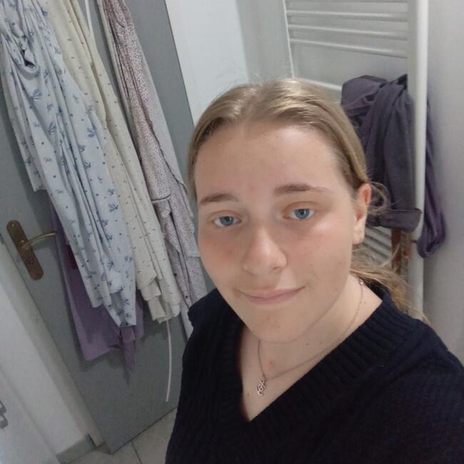 Babysitter in Sébazac-Concourès: Chloe