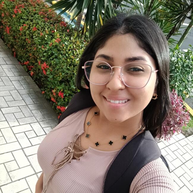 Babysitter in Panama City: Dina