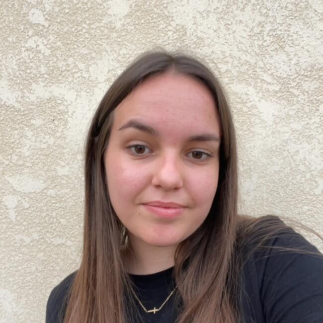 Babysitter in Saint-Avaugourd-des-Landes: Anna