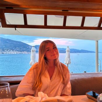 Babysitter in Cannes: Chloe