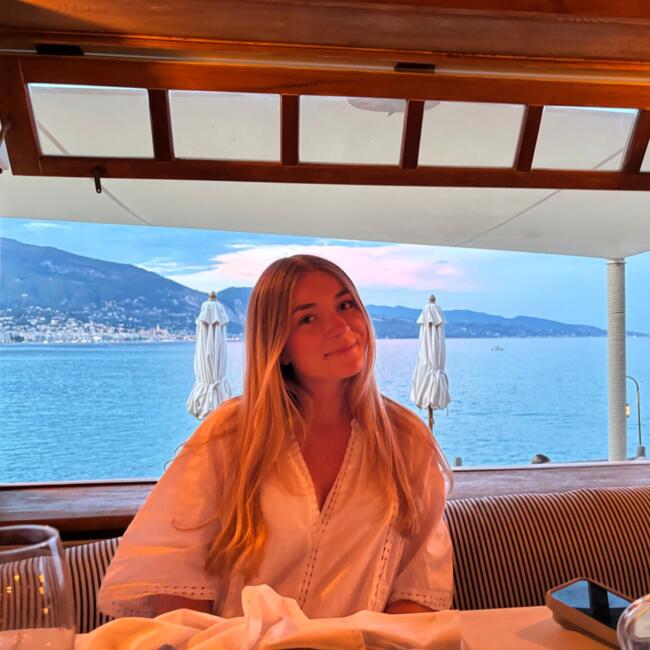 Babysitter in Cannes: Chloe